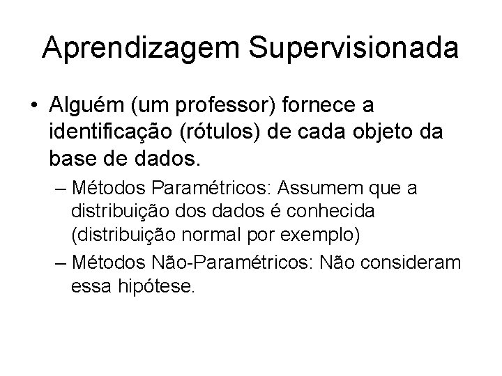 Aprendizagem Supervisionada • Alguém (um professor) fornece a identificação (rótulos) de cada objeto da