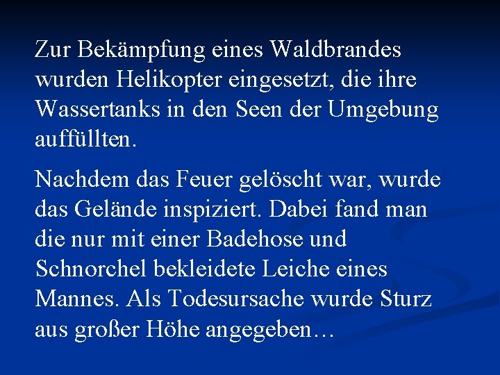 Zur Bekämpfung eines Waldbrandes wurden Helikopter eingesetzt, die ihre Wassertanks in den Seen der