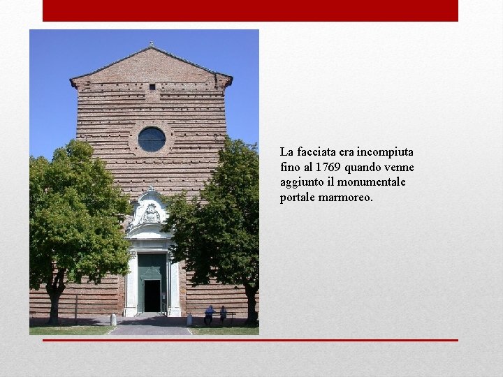 La facciata era incompiuta fino al 1769 quando venne aggiunto il monumentale portale marmoreo.