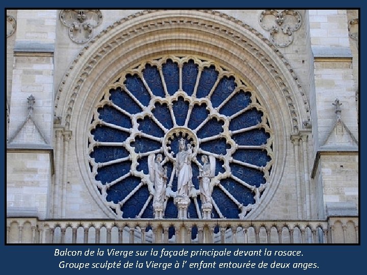 Balcon de la Vierge sur la façade principale devant la rosace. Groupe sculpté de