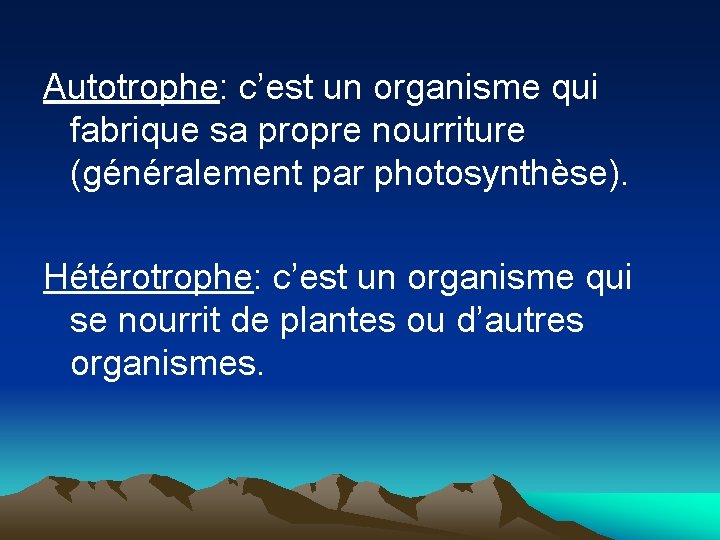 Autotrophe: c’est un organisme qui fabrique sa propre nourriture (généralement par photosynthèse). Hétérotrophe: c’est
