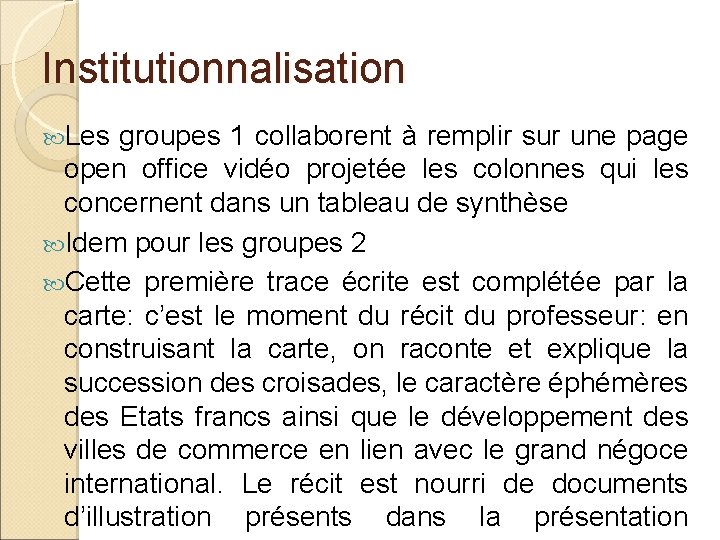 Institutionnalisation Les groupes 1 collaborent à remplir sur une page open office vidéo projetée