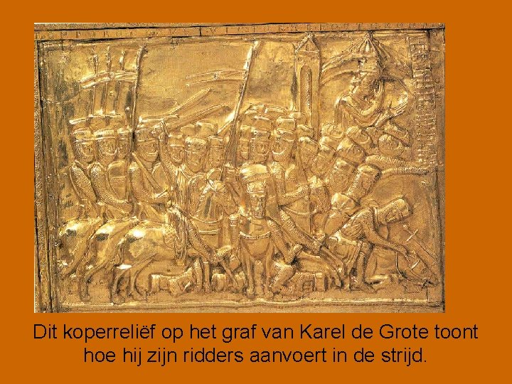 Dit koperreliëf op het graf van Karel de Grote toont hoe hij zijn ridders