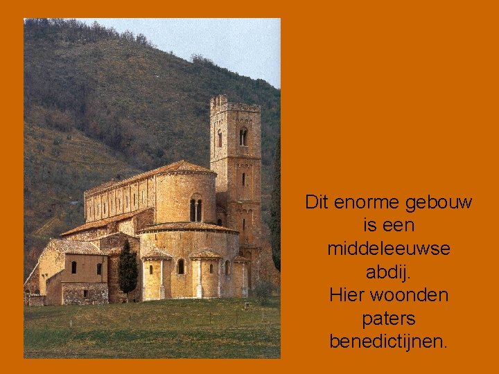 Dit enorme gebouw is een middeleeuwse abdij. Hier woonden paters benedictijnen. 
