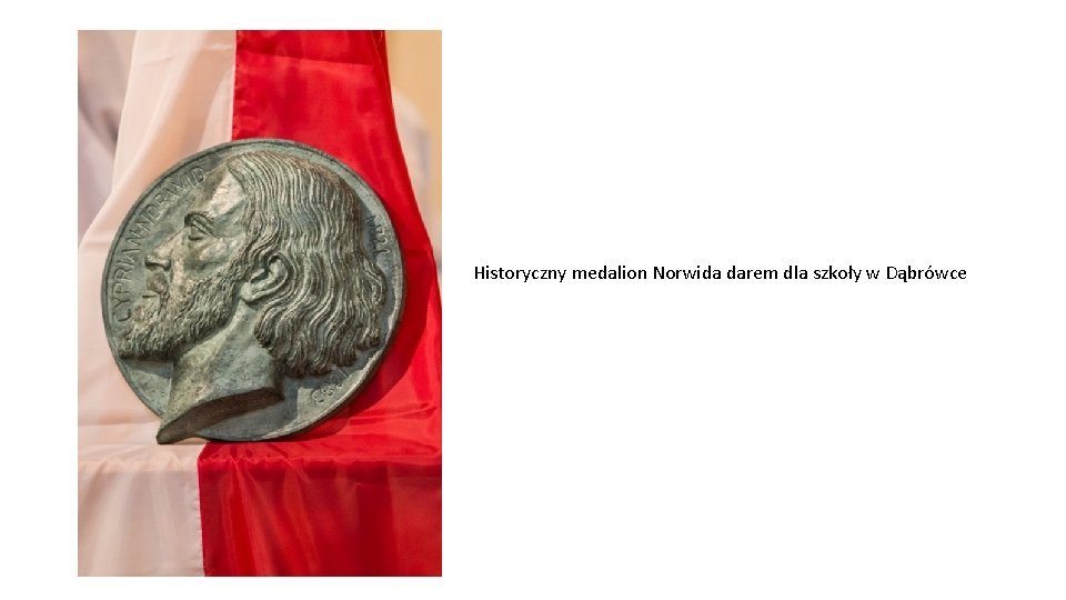 Historyczny medalion Norwida darem dla szkoły w Dąbrówce 