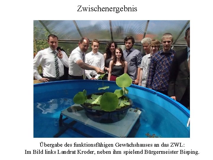 Zwischenergebnis Übergabe des funktionsfähigen Gewächshauses an das ZWL: Im Bild links Landrat Kroder, neben