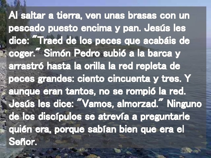 Al saltar a tierra, ven unas brasas con un pescado puesto encima y pan.