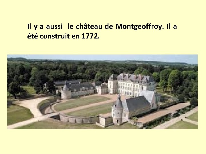 Il y a aussi le château de Montgeoffroy. Il a été construit en 1772.