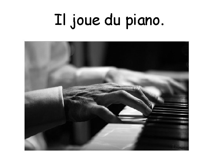 Il joue du piano. 