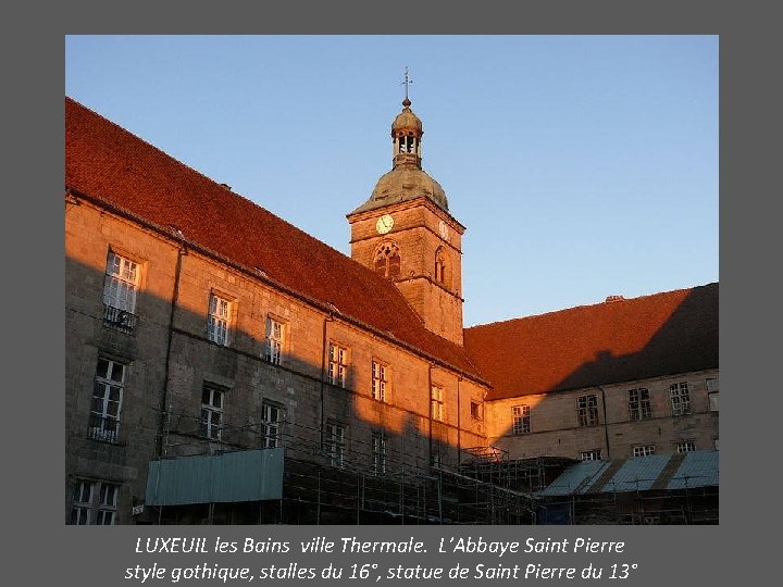 LUXEUIL les Bains ville Thermale. L’Abbaye Saint Pierre style gothique, stalles du 16°, statue