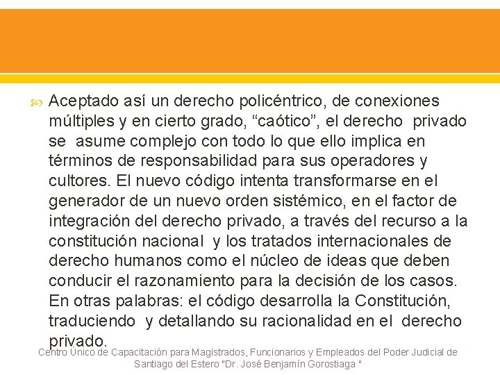  Aceptado así un derecho policéntrico, de conexiones múltiples y en cierto grado, “caótico”,