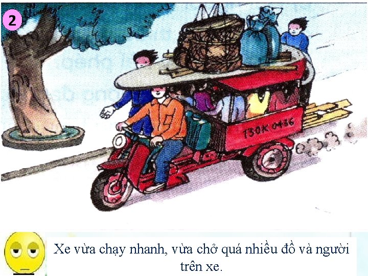 2 Xe vừa chạy nhanh, vừa chở quá nhiều đồ và người trên xe.