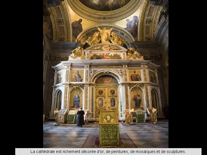 La cathédrale est richement décorée d'or, de peintures, de mosaïques et de sculptures. 