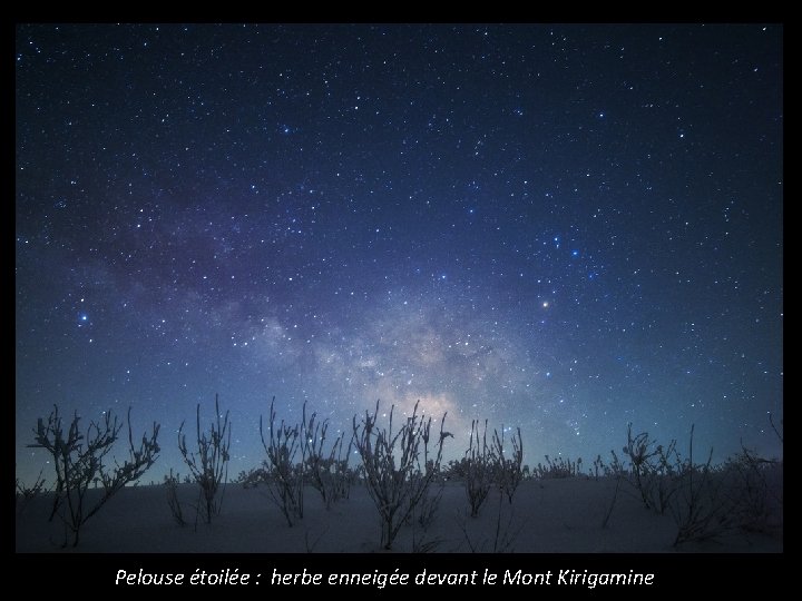 Pelouse étoilée : herbe enneigée devant le Mont Kirigamine 