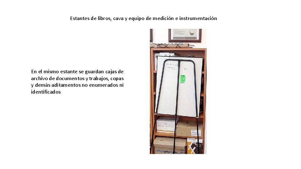 Estantes de libros, cava y equipo de medición e instrumentación En el mismo estante