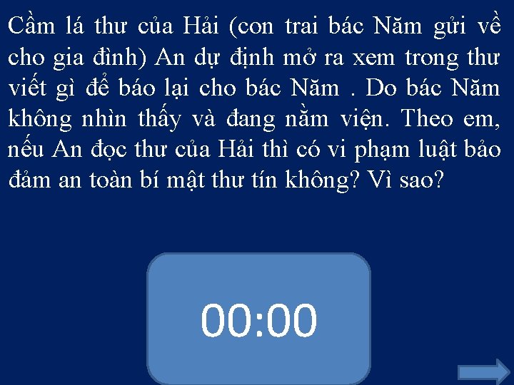 Cầm lá thư của Hải (con trai bác Năm gửi về cho gia đình)