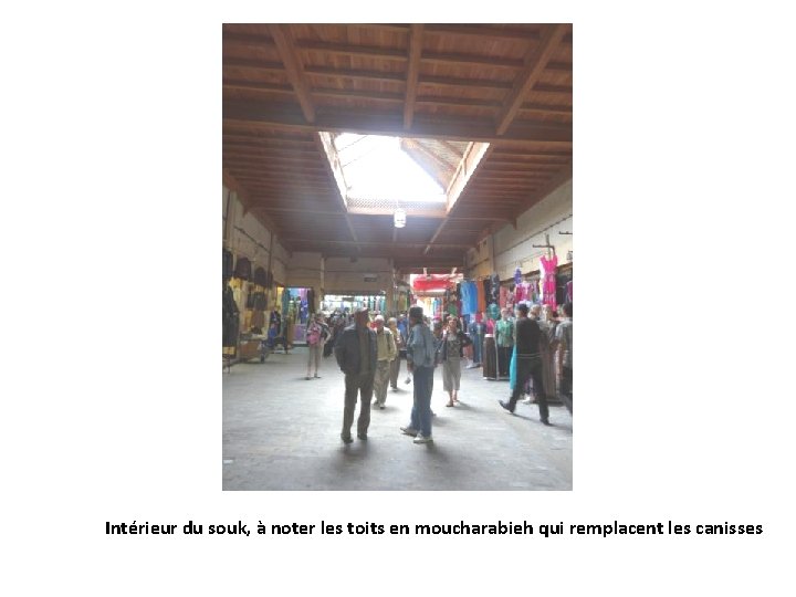 Intérieur du souk, à noter les toits en moucharabieh qui remplacent les canisses 