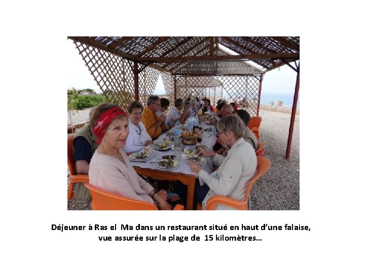 Déjeuner à Ras el Ma dans un restaurant situé en haut d’une falaise, vue