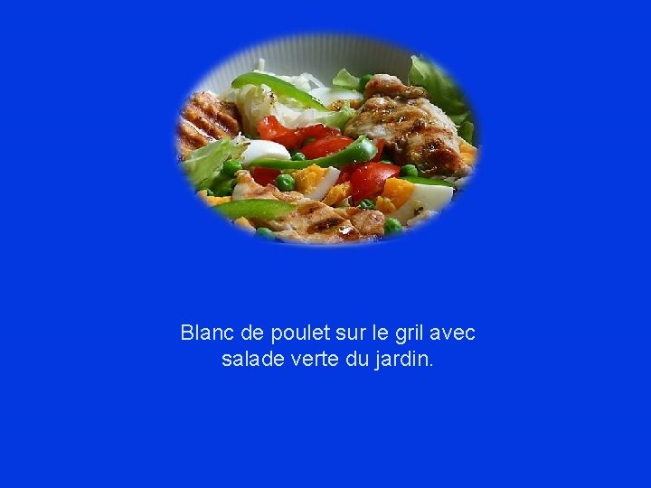 Blanc de poulet sur le gril avec salade verte du jardin. 