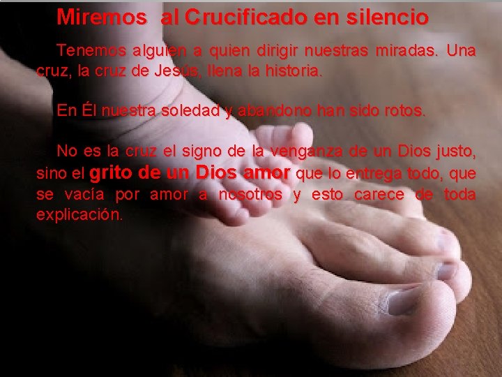 Miremos al Crucificado en silencio Tenemos alguien a quien dirigir nuestras miradas. Una cruz,