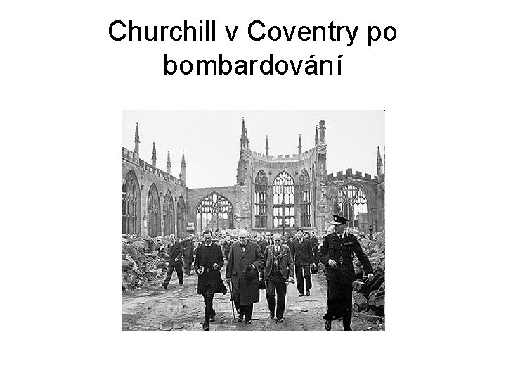 Churchill v Coventry po bombardování 