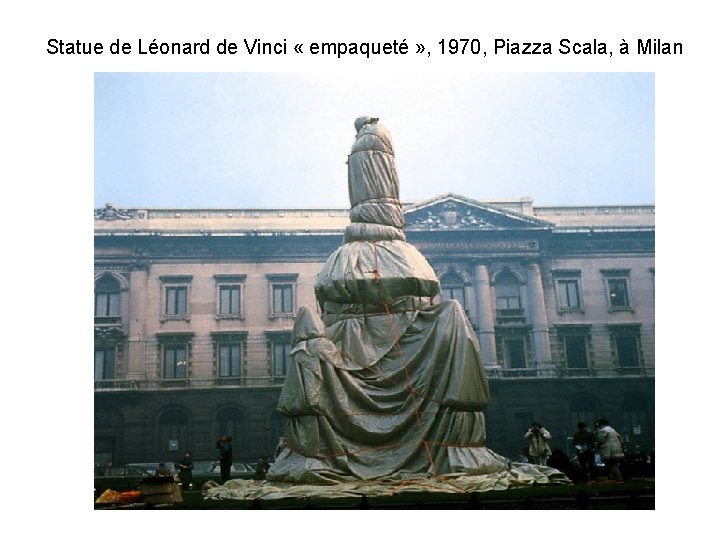Statue de Léonard de Vinci « empaqueté » , 1970, Piazza Scala, à Milan