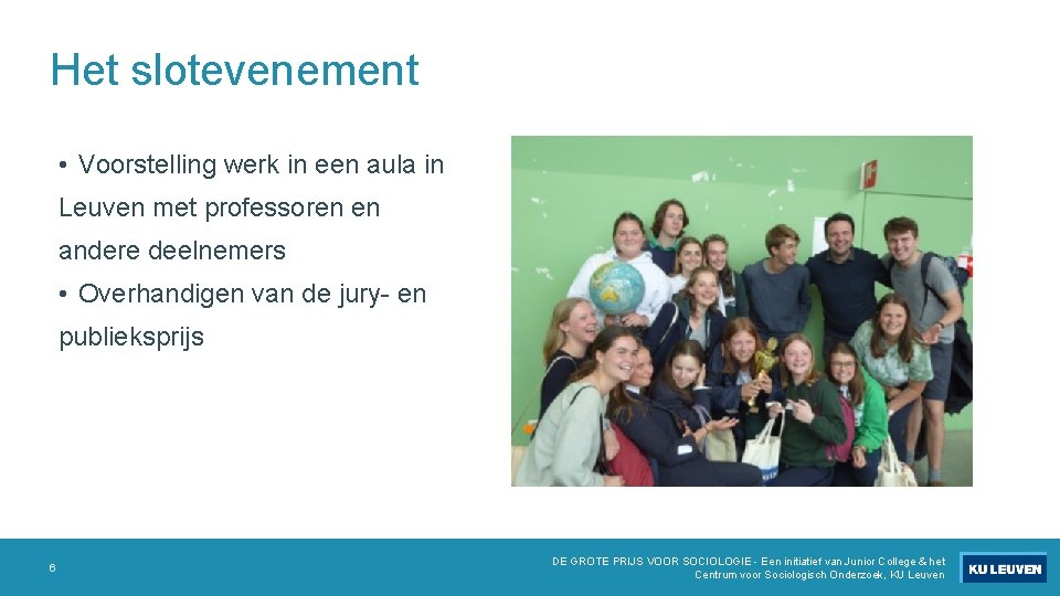 Het slotevenement • Voorstelling werk in een aula in Leuven met professoren en andere