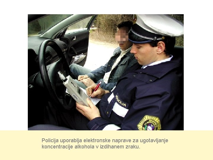 Policija uporablja elektronske naprave za ugotavljanje koncentracije alkohola v izdihanem zraku. 