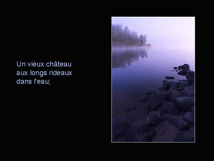 Un vieux château aux longs rideaux dans l'eau; 