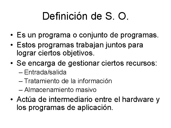 Definición de S. O. • Es un programa o conjunto de programas. • Estos