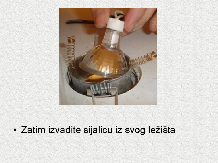  • Zatim izvadite sijalicu iz svog ležišta 