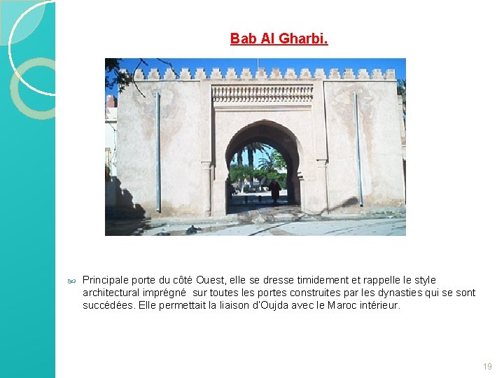 Bab Al Gharbi. Principale porte du côté Ouest, elle se dresse timidement et rappelle