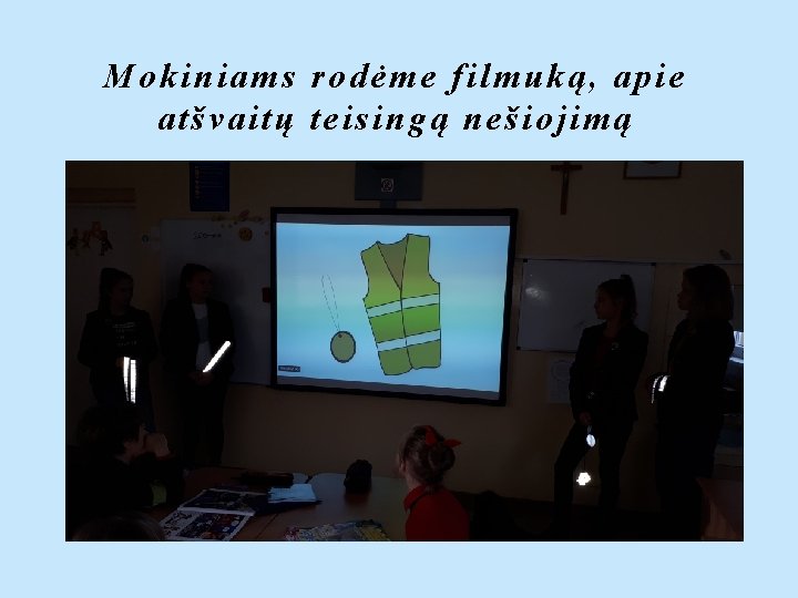 Mokiniams rodėme filmuką, apie atšvaitų teisingą nešiojimą 