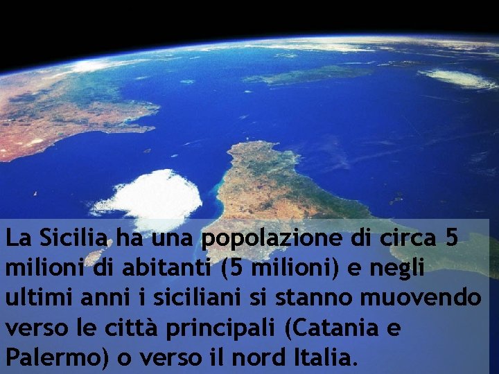 La Sicilia ha una popolazione di circa 5 milioni di abitanti (5 milioni) e