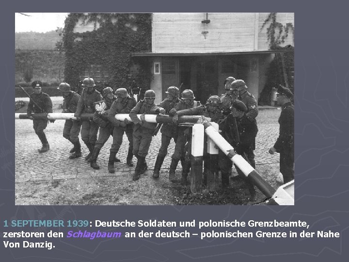 1 SEPTEMBER 1939: Deutsche Soldaten und polonische Grenzbeamte, zerstoren den Schlagbaum an der deutsch