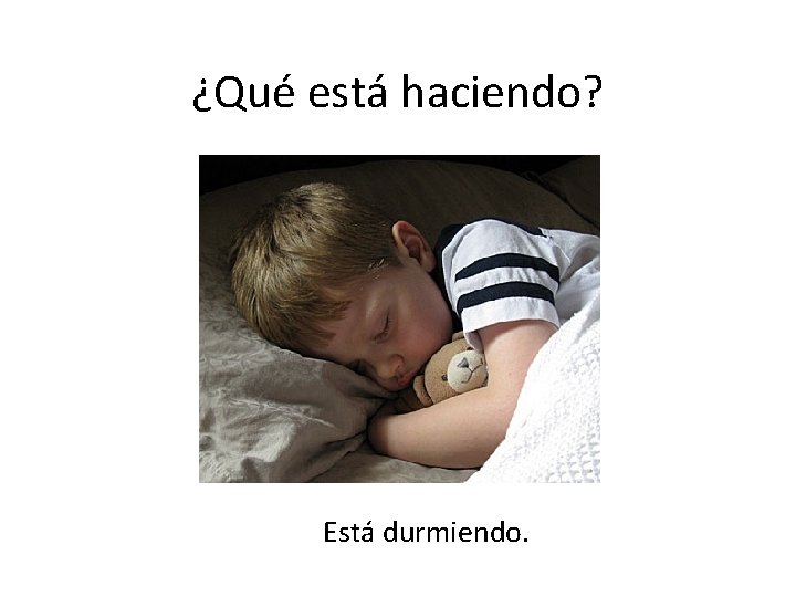 ¿Qué está haciendo? Está durmiendo. 