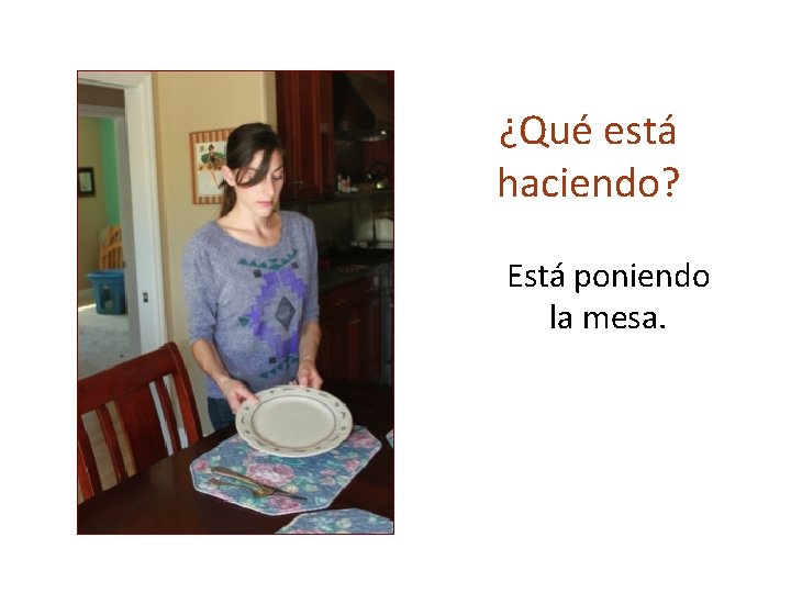 ¿Qué está haciendo? Está poniendo la mesa. 