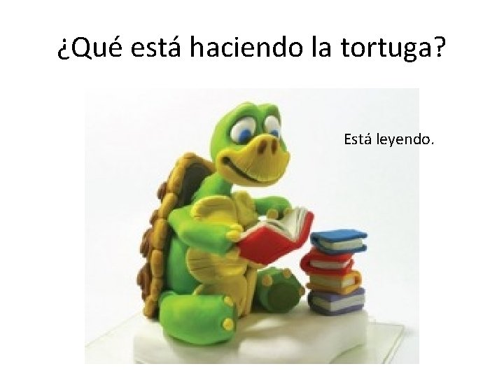 ¿Qué está haciendo la tortuga? Está leyendo. 