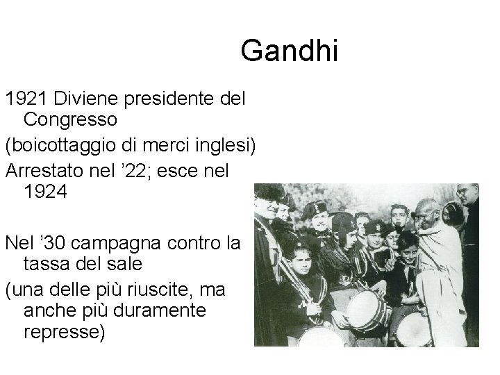 Gandhi 1921 Diviene presidente del Congresso (boicottaggio di merci inglesi) Arrestato nel ’ 22;