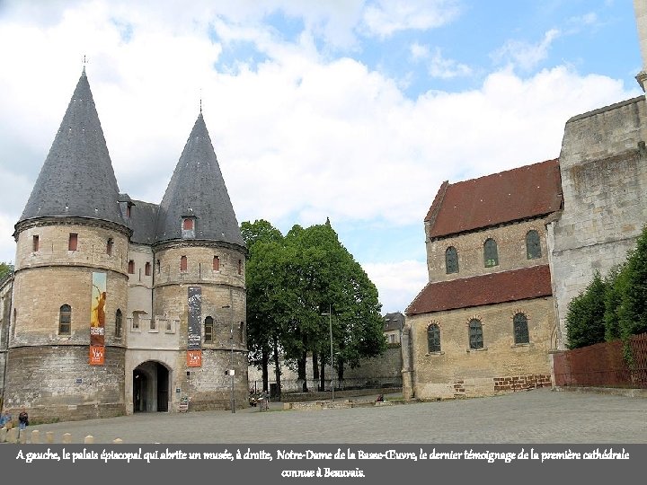 A gauche, le palais épiscopal qui abrite un musée, à droite, Notre-Dame de la
