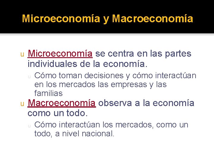 Microeconomía y Macroeconomía u Microeconomía se centra en las partes individuales de la economía.