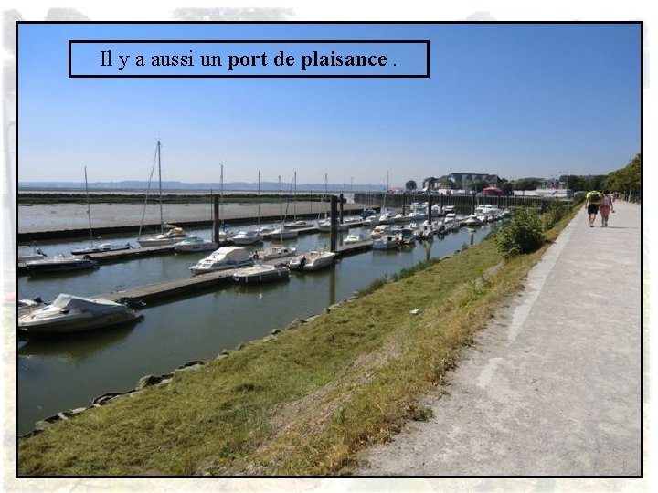 Il y a aussi un port de plaisance. 