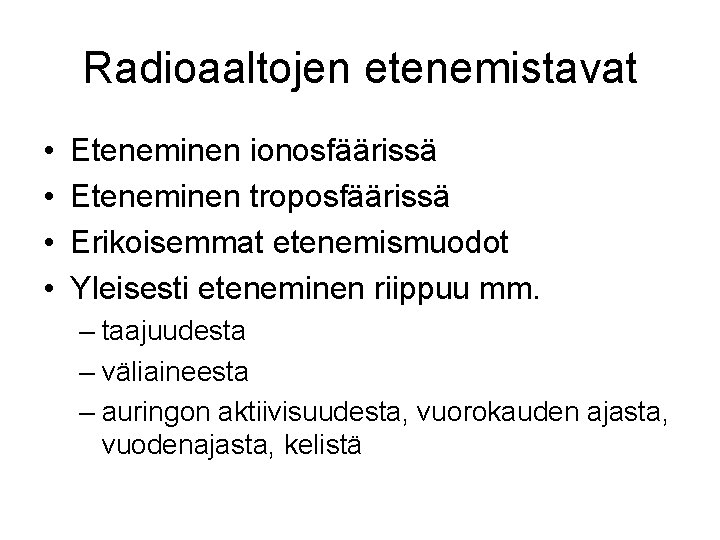 Radioaaltojen etenemistavat • • Eteneminen ionosfäärissä Eteneminen troposfäärissä Erikoisemmat etenemismuodot Yleisesti eteneminen riippuu mm. Radioaaltojen etenemistavat • • Eteneminen ionosfäärissä Eteneminen troposfäärissä Erikoisemmat etenemismuodot Yleisesti eteneminen riippuu mm.