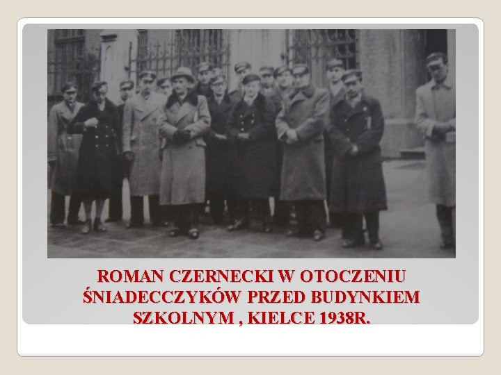 ROMAN CZERNECKI W OTOCZENIU ŚNIADECCZYKÓW PRZED BUDYNKIEM SZKOLNYM , KIELCE 1938 R. ROMAN CZERNECKI W OTOCZENIU ŚNIADECCZYKÓW PRZED BUDYNKIEM SZKOLNYM , KIELCE 1938 R.