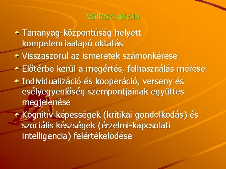 Változó iskola Tananyag-központúság helyett kompetenciaalapú oktatás Visszaszorul az ismeretek számonkérése Előtérbe kerül a megértés,