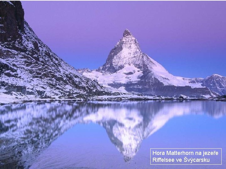 Hora Matterhorn na jezeře Riffelsee ve Švýcarsku 
