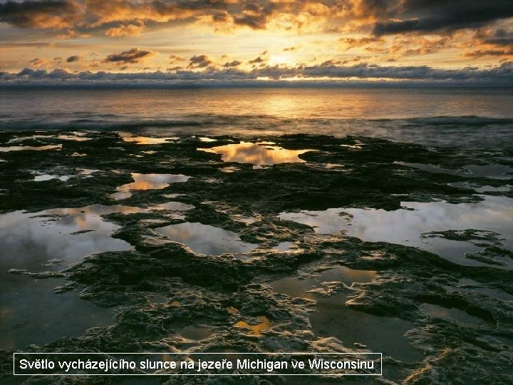 Světlo vycházejícího slunce na jezeře Michigan ve Wisconsinu 