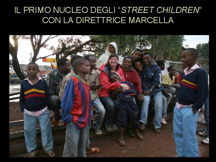 IL PRIMO NUCLEO DEGLI “STREET CHILDREN” CON LA DIRETTRICE MARCELLA 