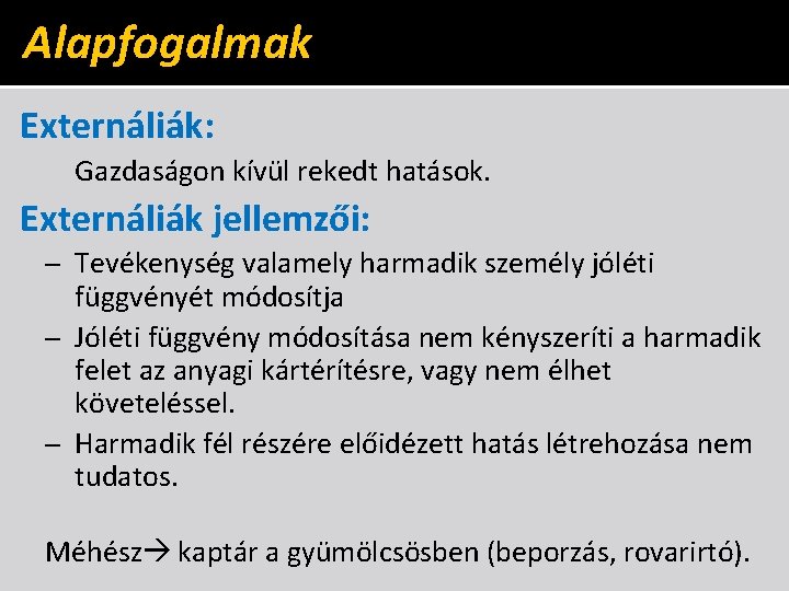 Alapfogalmak Externáliák: Gazdaságon kívül rekedt hatások. Externáliák jellemzői: – Tevékenység valamely harmadik személy jóléti