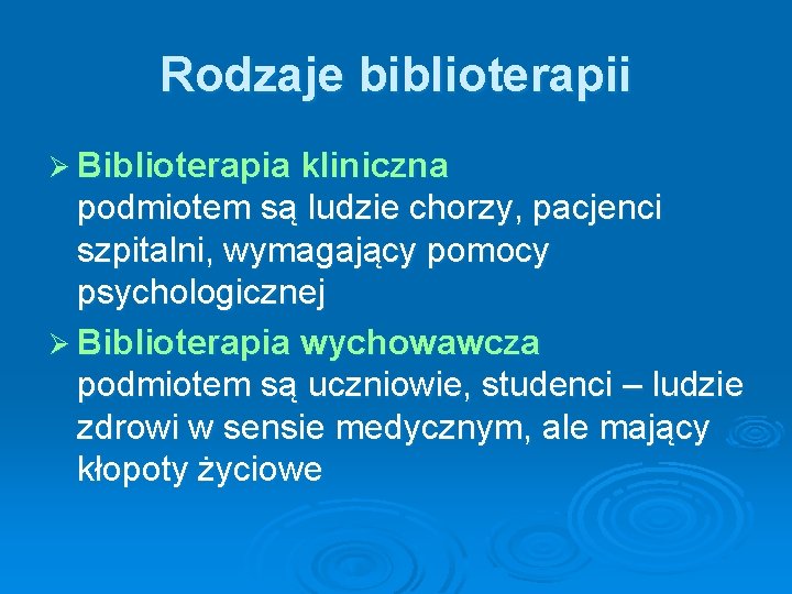 Rodzaje biblioterapii Ø Biblioterapia kliniczna podmiotem są ludzie chorzy, pacjenci szpitalni, wymagający pomocy psychologicznej